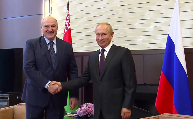 Rusya Devlet Başkanı Putin, Belarus’taki Cumhurbaşkanlığı seçimlerinden sonra ilk yurt dışı ziyaretini Rusya’ya yapan Lukaşenko ile Soçi'de bir araya geldi. Fotoğraf: AA